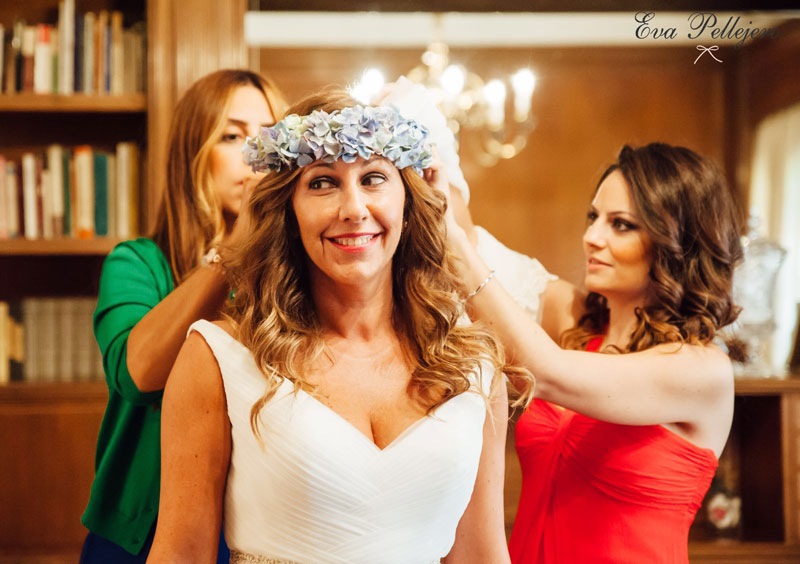 Eva Pellejero, Esthee Placard, novias, boda, peinado con diadema de flores, peluqueria, salon de belleza Zaragoza